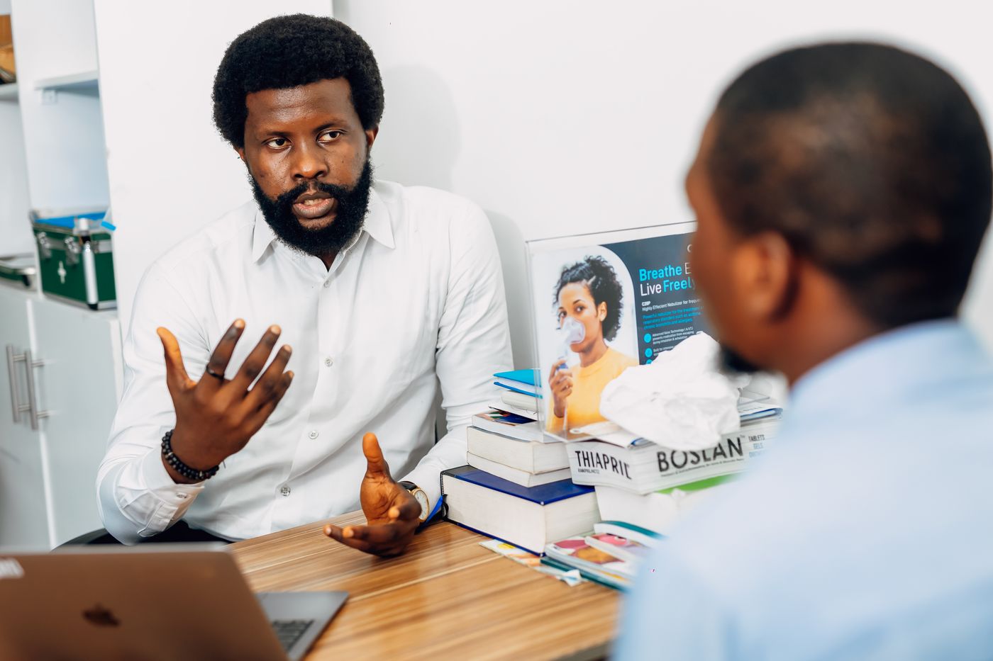 Un médecin échange avec une personne en consultation.