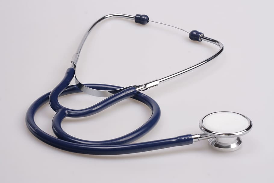 Stéthoscope bleu posé sur un fond clair.