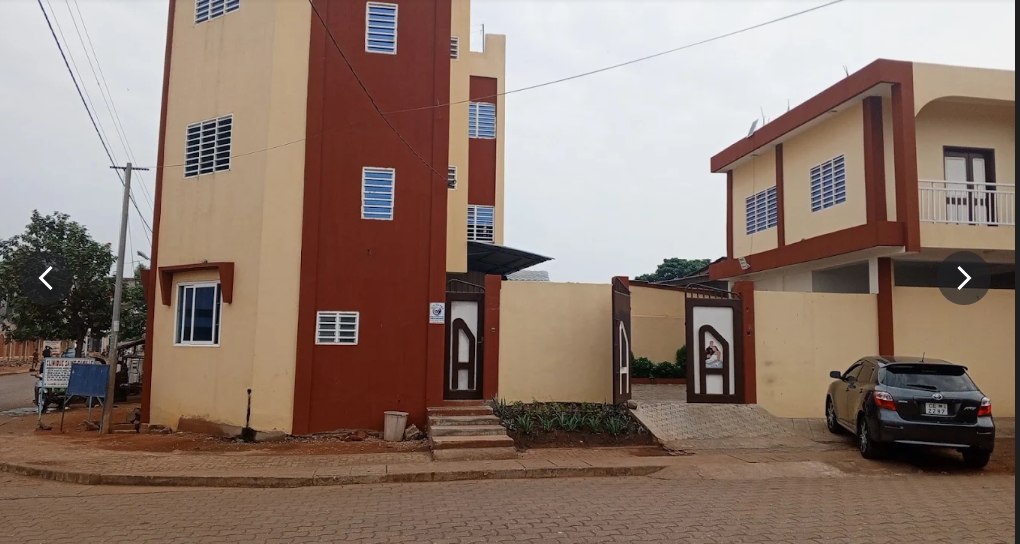 Façade de la Clinique Saint Camille à Porto-Novo.