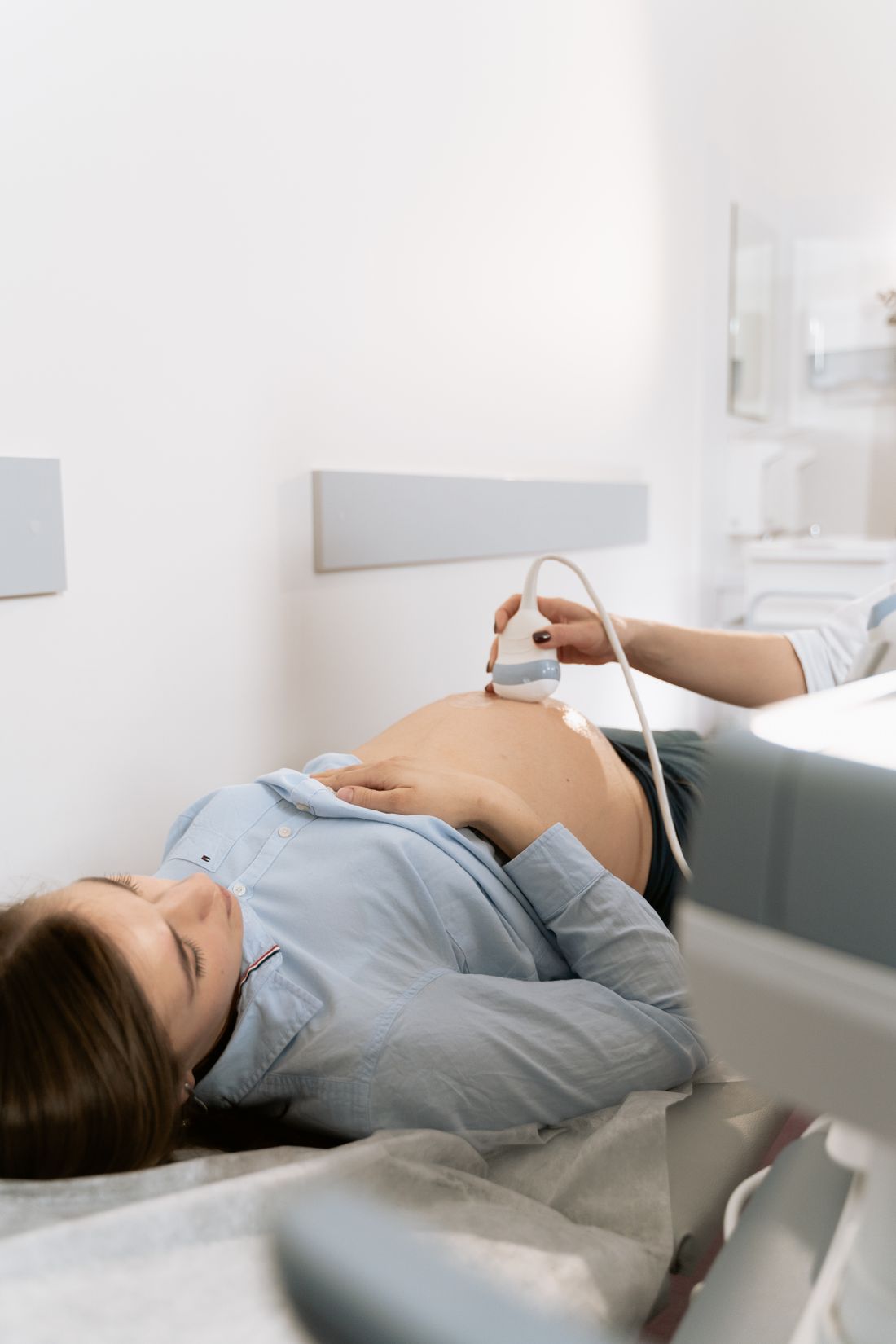 Une patiente enceinte lors d’un examen de suivi.